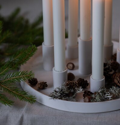 Bild av stämningsfullt ljusarrangemang med naturmaterial