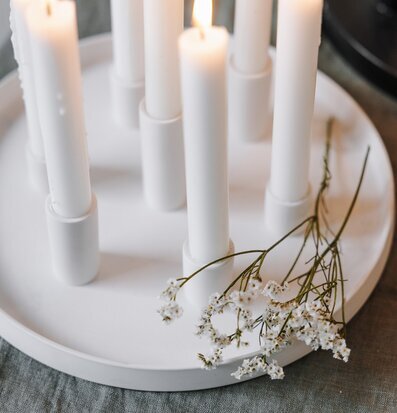 Bild av elegant ljusfat med stearinljus och blommor