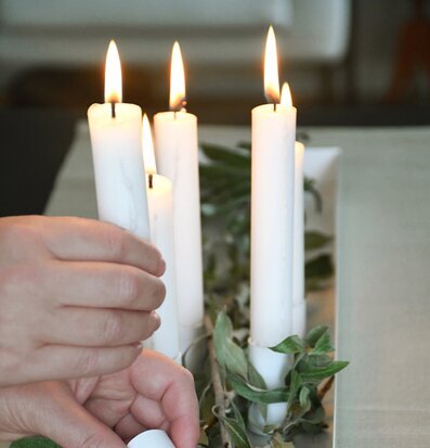 Foto av stämningsfull ljusuppsättning med eleganta hållare