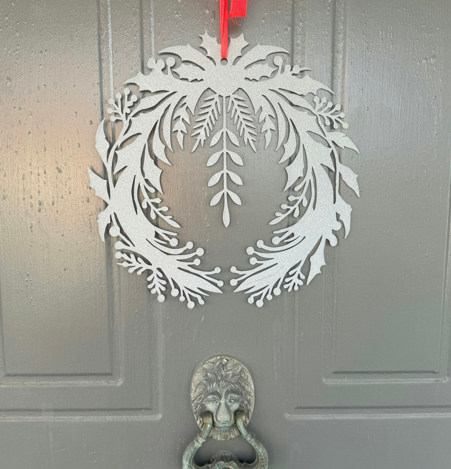 Bild av dekorativ julkrans på klassisk träfärgad dörr