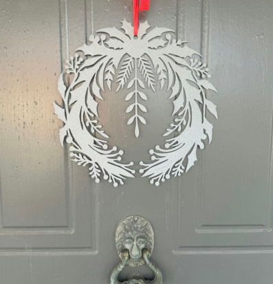 Bild av dekorativ julkrans på klassisk träfärgad dörr