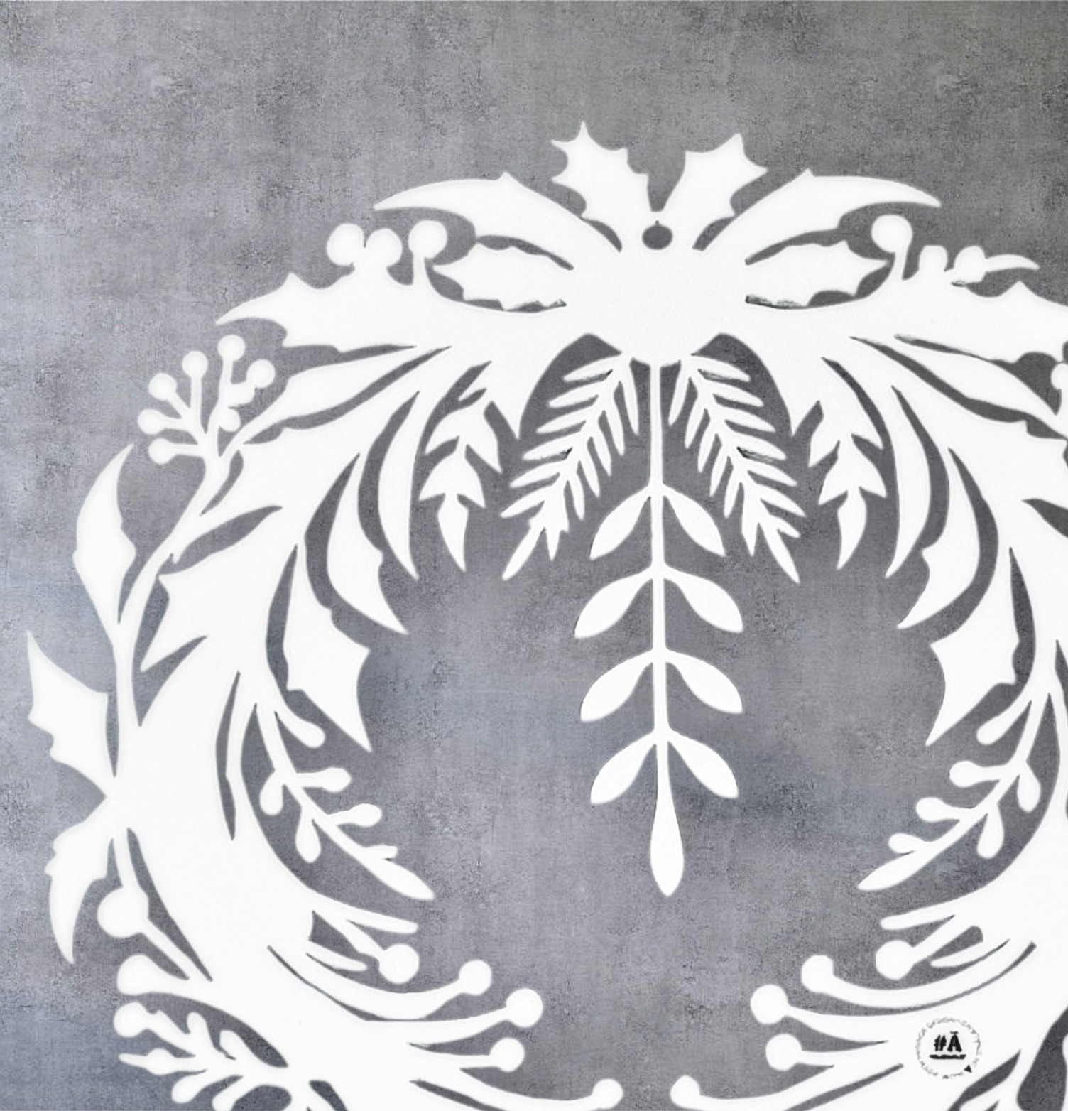 Bild av elegant vit krans med botaniska detaljer