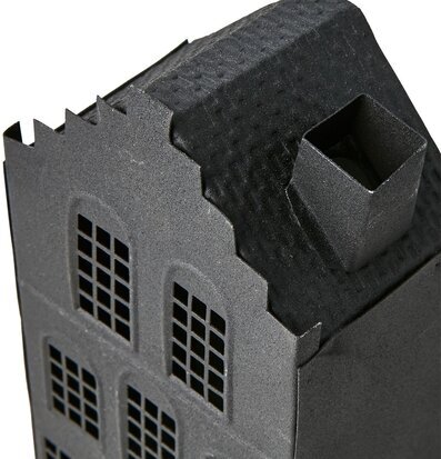 Foto av intrikat designad ljuslykta, husformad och svart