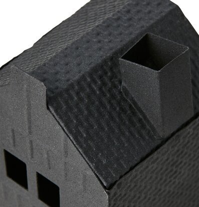 Bild av modern ljuslykta med geometriska fönsteröppningar