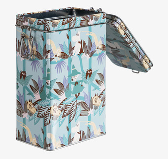 Bild av kaffeburk med Mumindalen-motiv och blågröna toner