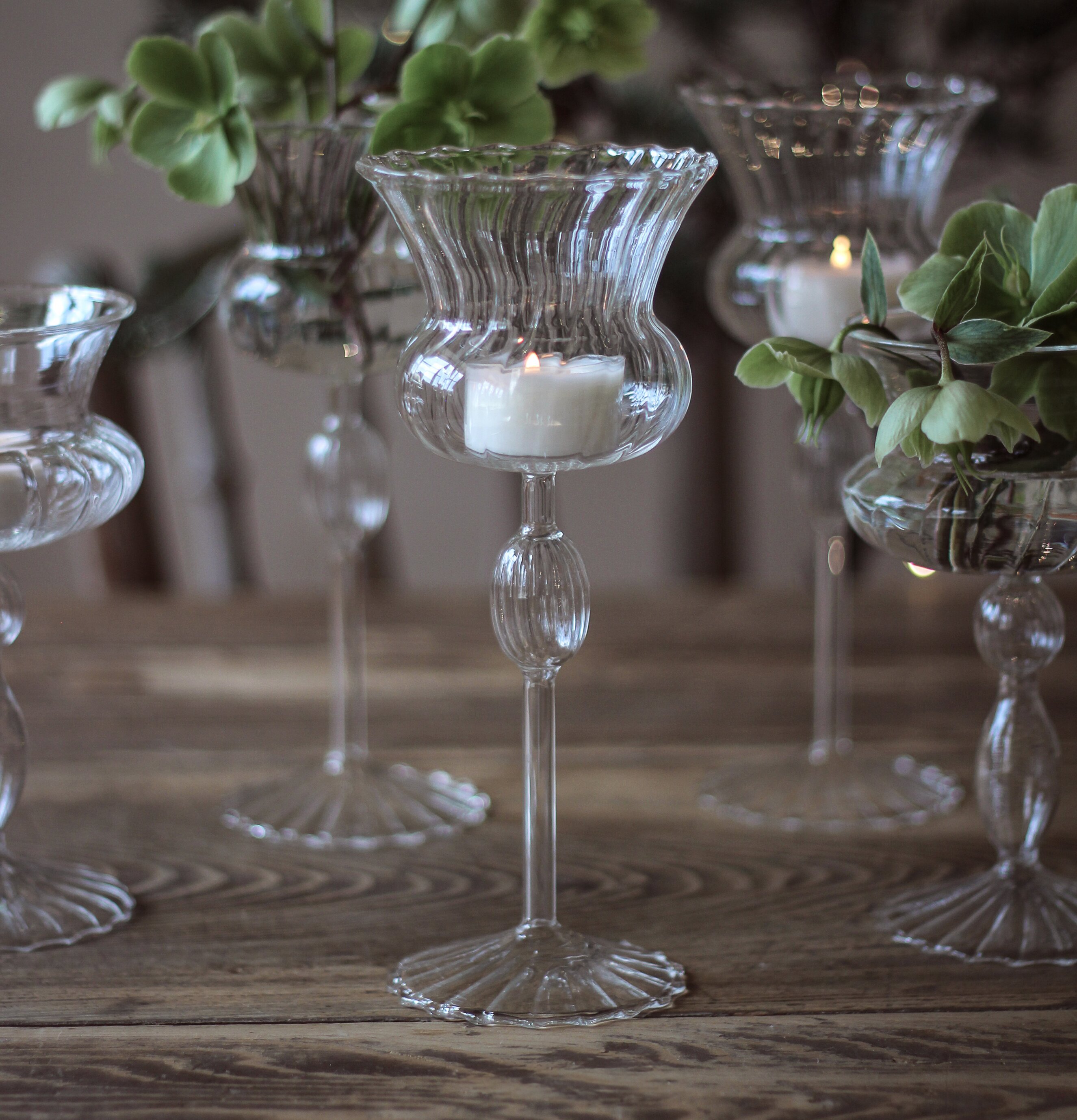 Bild av lyktor och vas i harmonisk inredningsmiljö