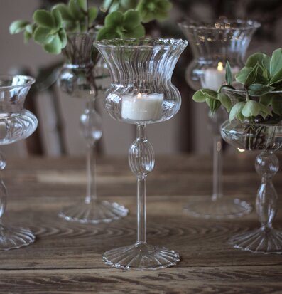 Bild av lyktor och vas i harmonisk inredningsmiljö