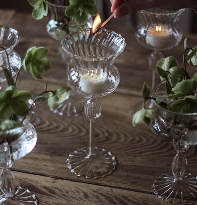 Bild av harmonisk ljusarrangemang med glaslyktor