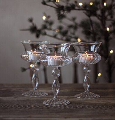 Bild av eleganta lyktor på rustikt träbord för inredning