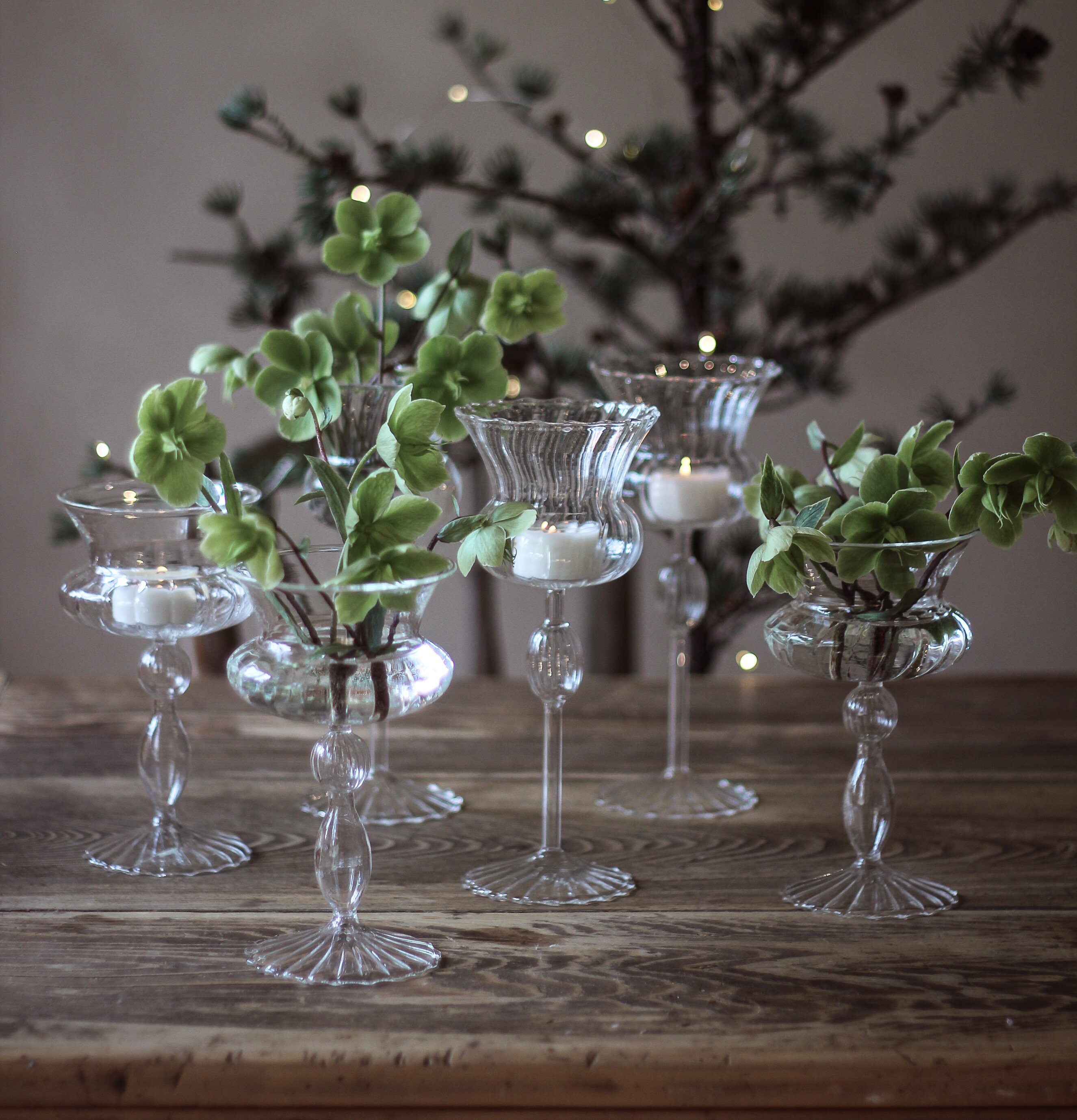 Bild av stilfull inredning med lyktor och vaser