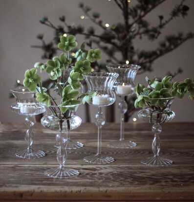 Bild av stilfull inredning med lyktor och vaser