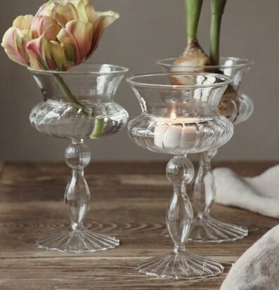 Bild av harmonisk scen med ljuslyktor och växter