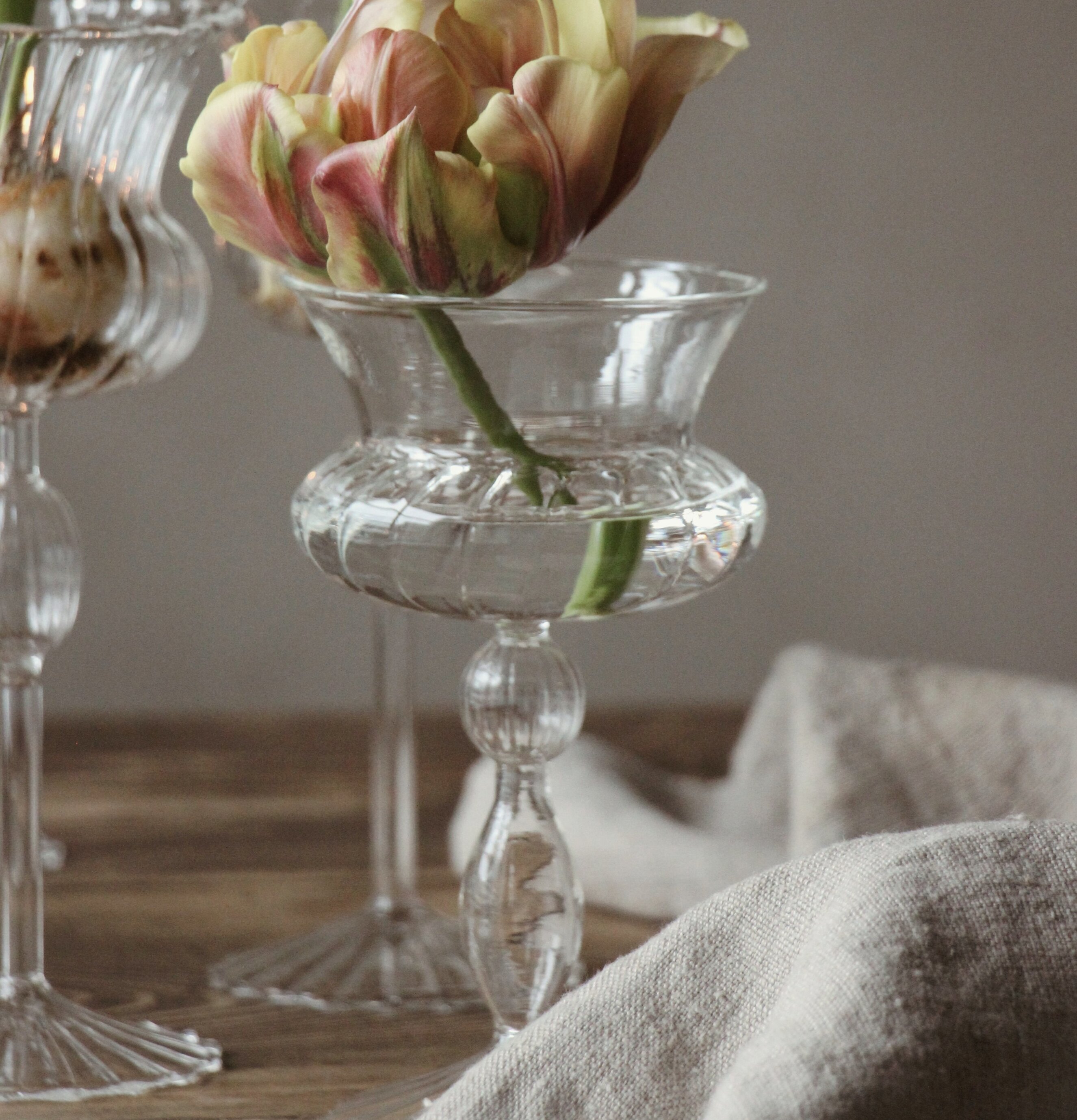 Bild av elegant vas med tulpan på träbord i harmonisk miljö