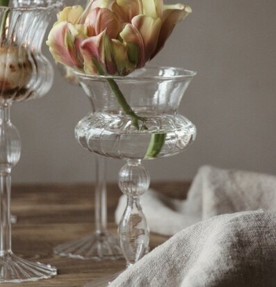 Bild av elegant vas med tulpan på träbord i harmonisk miljö