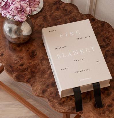 Bild av stilren brandfilt och blommor i harmonisk miljö