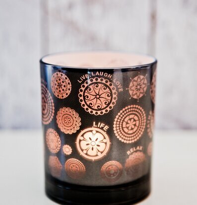 Sayings Röktonad - Majas Cottage i röktonat glas med motiv