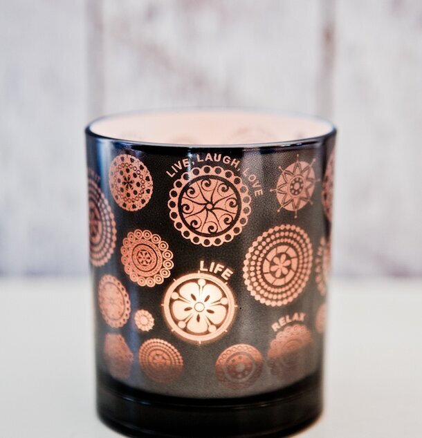 Sayings Röktonad - Majas Cottage i röktonat glas med motiv