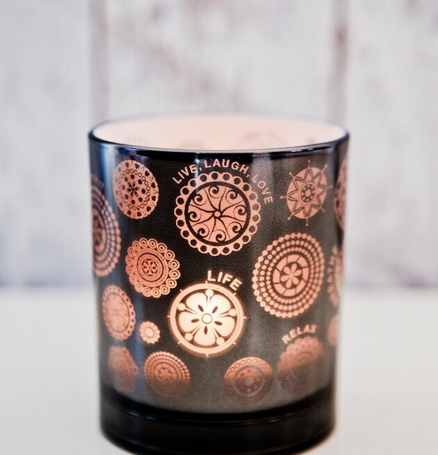 Sayings Röktonad - Majas Cottage i röktonat glas med motiv