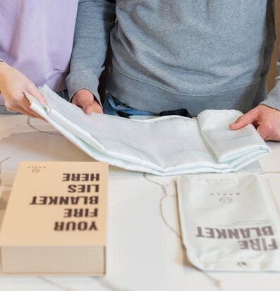 Foto av samarbete och försiktighet kring brandfilt