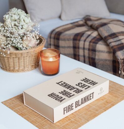 Bild av stilfull heminredning med brandfilt och ljus