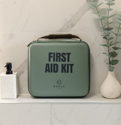 Foto av stilrent grönt första hjälpen-kit i inredning