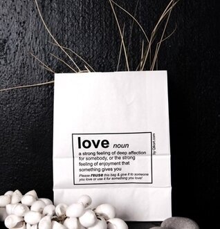 Påse LOVE Small Qlkort från QLKort mot mörk bakgrund