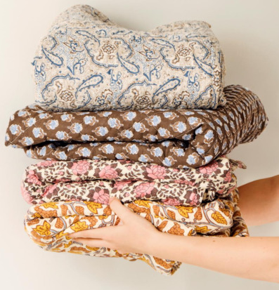 Bild av bomullsfiltar med vackra mönster och färger