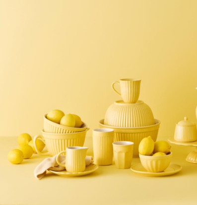 Bild av harmonisk inredning med citroner och gul färg