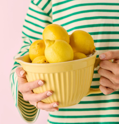 Bild av gul skål med citroner och harmonisk färgpalett