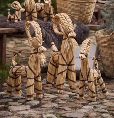 Bild av julbockar i rustik och nostalgisk vintermiljö