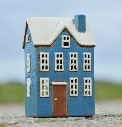 Bild av en dekorativ ljuslykta i skandinavisk design