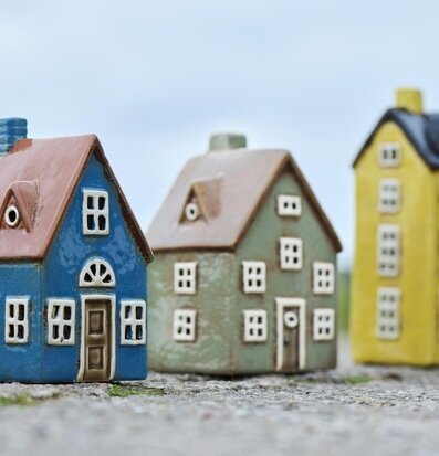 Bild av charmigt stadslandskap i miniatyr med keramikhus