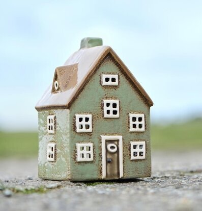 Bild av charmig ljuslykta formad som ett litet hus