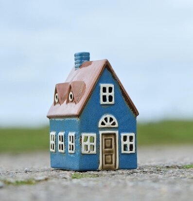 Bild av charmig ljuslykta formad som ett skandinaviskt hus