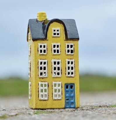 Bild av charmig ljuslykta i form av ett litet hus