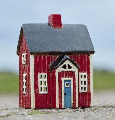 Bild av charmig keramikljuslykta i svensk husdesign