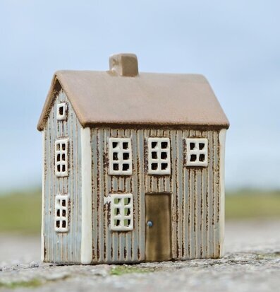 Bild av ljuslykta i form av ett rustikt litet hus