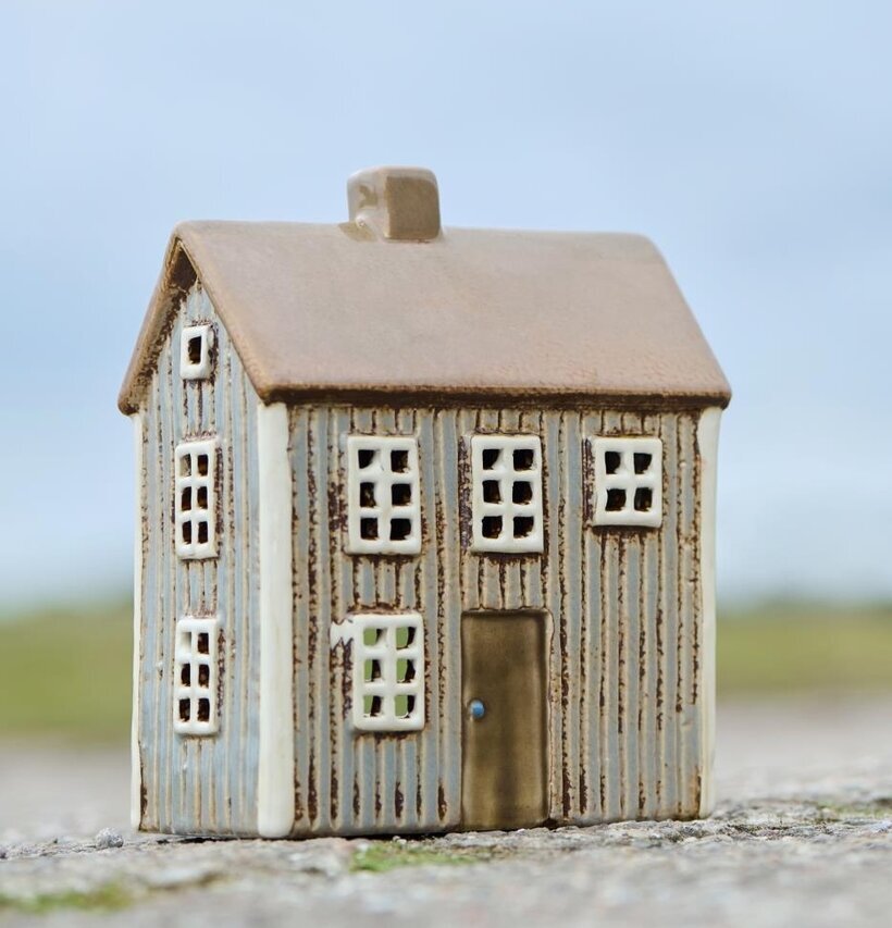 Bild av ljuslykta i form av ett rustikt litet hus