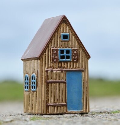 Bild av charmig ljuslykta formad som ett miniatyrhus