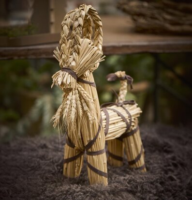 Bild av klassisk julbock med rustik och nostalgisk känsla