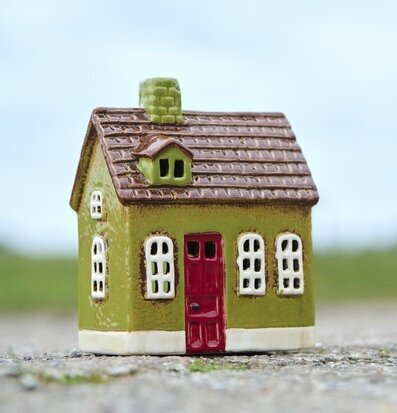 Bild av charmig grön ljuslykta formad som ett litet hus