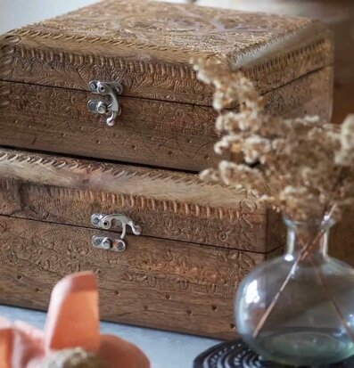 Foto av vackert snidade askar i naturligt trämaterial