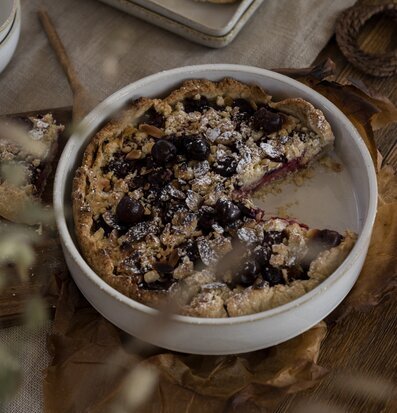 Bild av hemtrevlig scen med paj och höstdekorationer