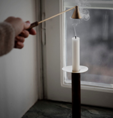 Bild av elegant ljusmanschett och ljusstake i hemmet