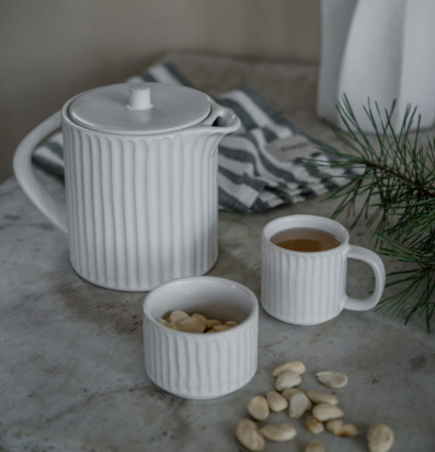 Bild av stilrena glöggmuggar och skandinavisk design
