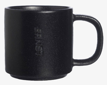 Bild av stilren glöggmugg i matt svart keramikdesign