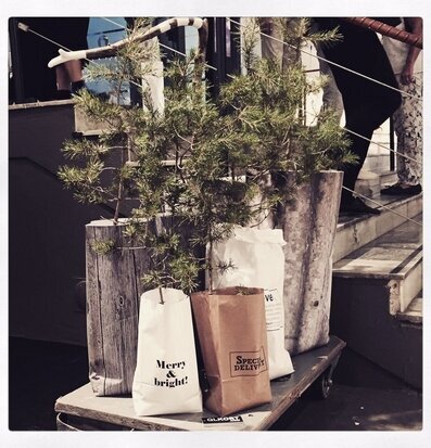 Presentpåse Plåt Qlkort från QLKort med rustik träimitation