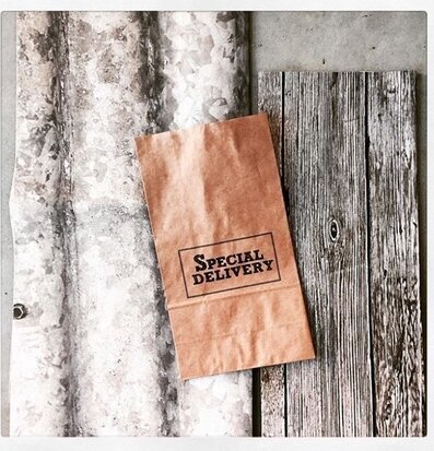 Presentpåse Plåt Qlkort från QLKort med text SPECIAL DELIVERY