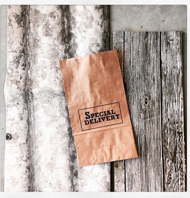 Presentpåse Plåt Qlkort från QLKort med text SPECIAL DELIVERY