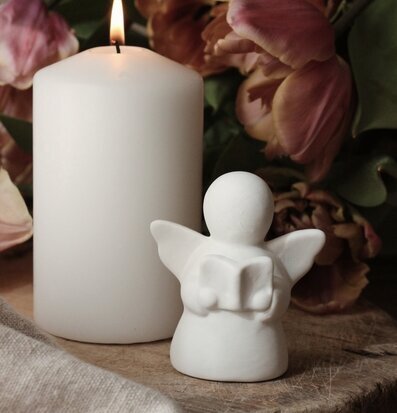 Bild av harmonisk inredning med ängel och tulpaner